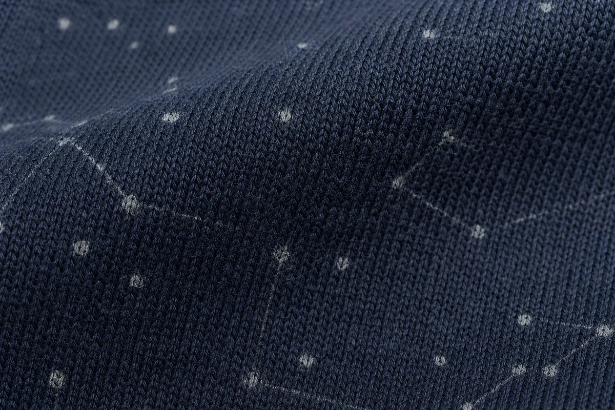 Gros plan sur un imprimé de constellation en encre fine sur un jersey de coton épais